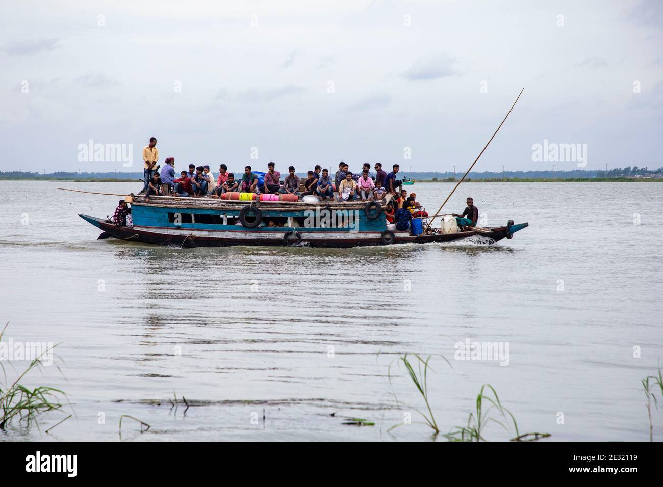 Una barca passeggeri sul fiume meghna ad Ashuganj, Brahmanbaria, Bangladesh. Foto Stock