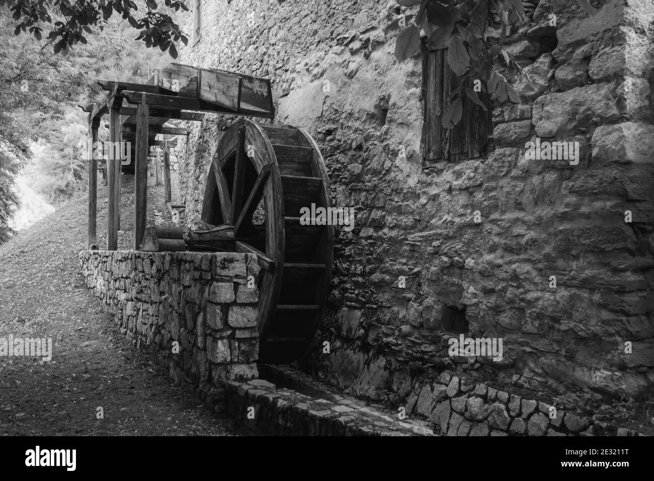 L'acqua di un vecchio mulino nelle Dolomiti montagna Foto Stock