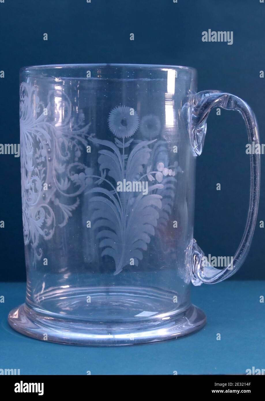 Georgiano grande metà del 18 ° secolo Mug o tankard silesiano, inciso e inciso con fiori e palude Foto Stock