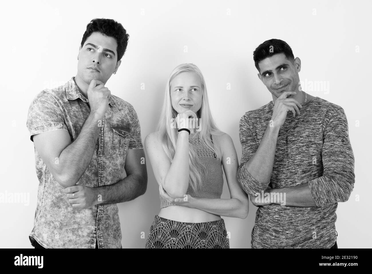 Tre multi-etnico amici insieme contro uno sfondo bianco Foto Stock