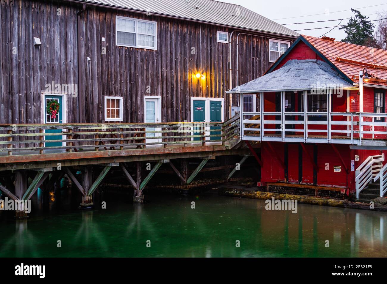 Edifici in stile nautico lungo il lungomare di Coupville sull'Isola di Whidbey al mattino presto. Foto Stock