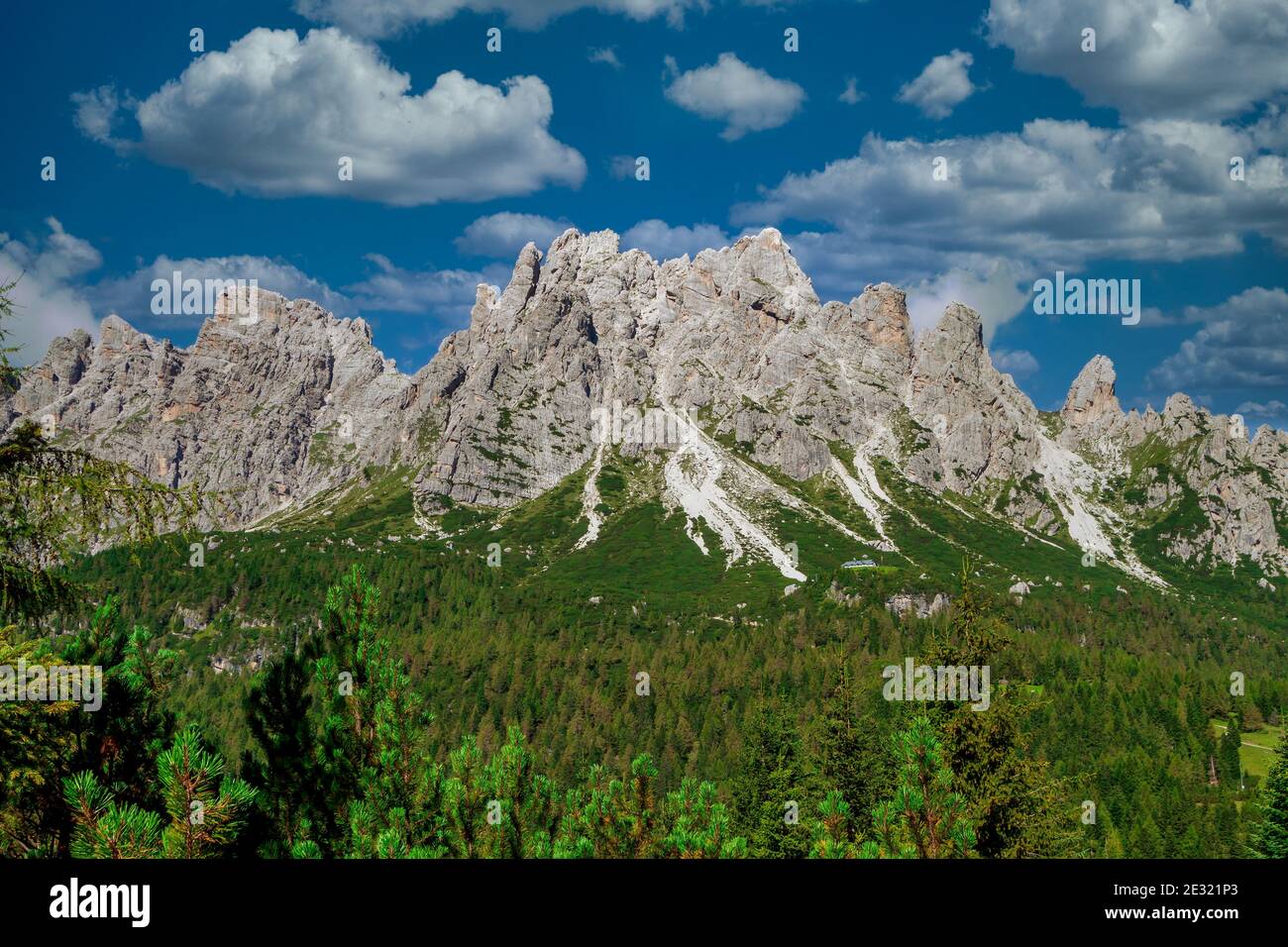 Suggestiva vista sulle Dolomiti in una suggestiva mattinata estiva. Foto Stock