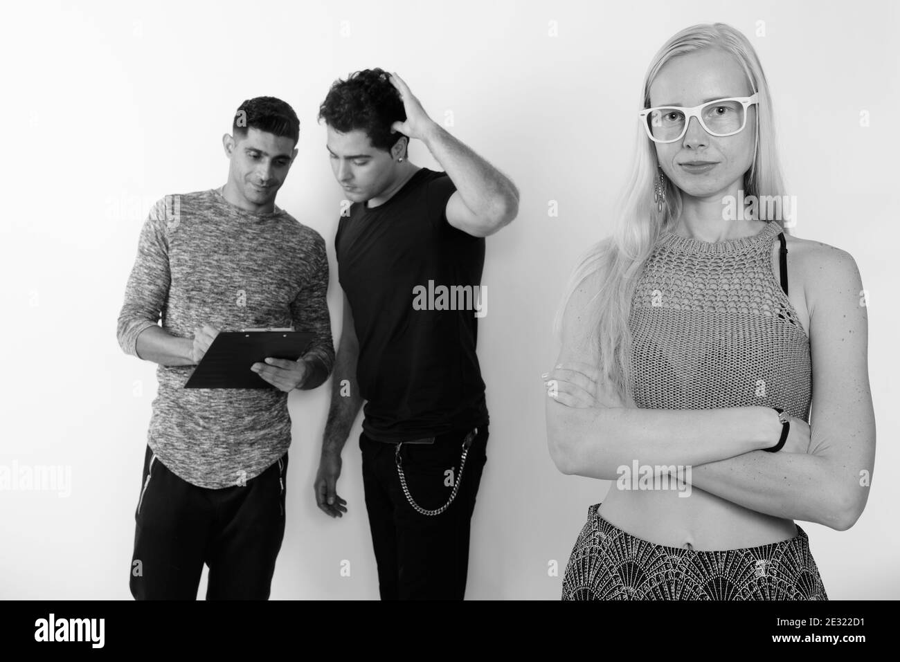 Tre multi-etnico amici insieme contro uno sfondo bianco Foto Stock