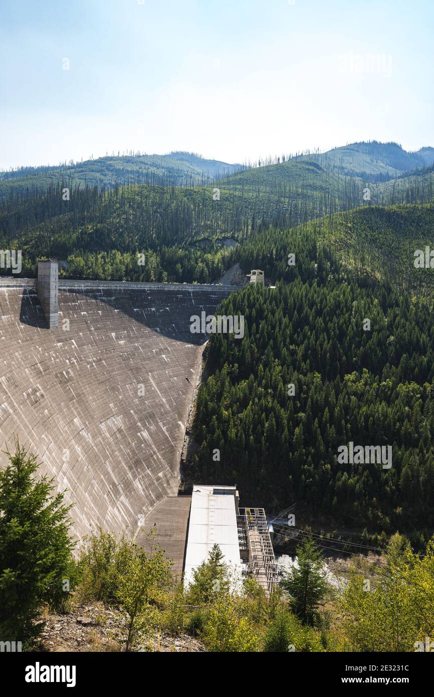 Hungry Horse Dam nelle montagne boscose del Montana Foto Stock