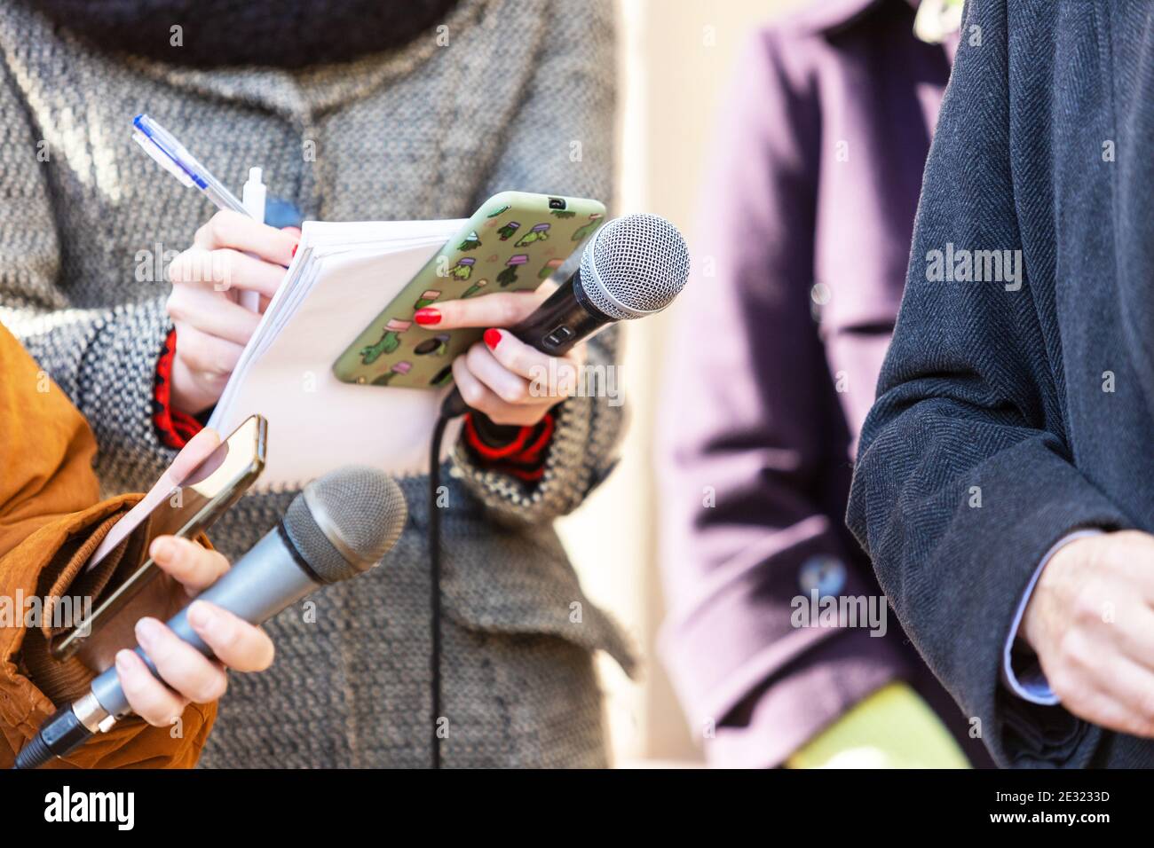 Giornalisti o giornalisti alla conferenza stampa. Concetto di giornalismo. Foto Stock