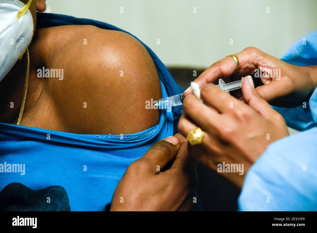 Nuova Delhi, India. 16 gennaio 2021. Un operatore sanitario riceve un vaccino COVID-19 di Oxford-AstraZeneca, chiamato COVISHIELD, durante la campagna di vaccinazione contro la malattia del coronavirus (COVID-19) presso l'ospedale Primus Super Specialty Hospital di New Delhi, India, 16 gennaio 2021. Il primo ministro Narendra modi Sabato ha lanciato l'India Covid-19 vaccinazione drive, il più grande esercizio di inoculazione del mondo contro il nuovo coronavirus. In un discorso virtuale, PM modi ha reso omaggio a scienziati e operatori sanitari, che sono stati in prima linea della pandemia. Credit: David Talukdar/Alamy Live News Credit: Foto Stock