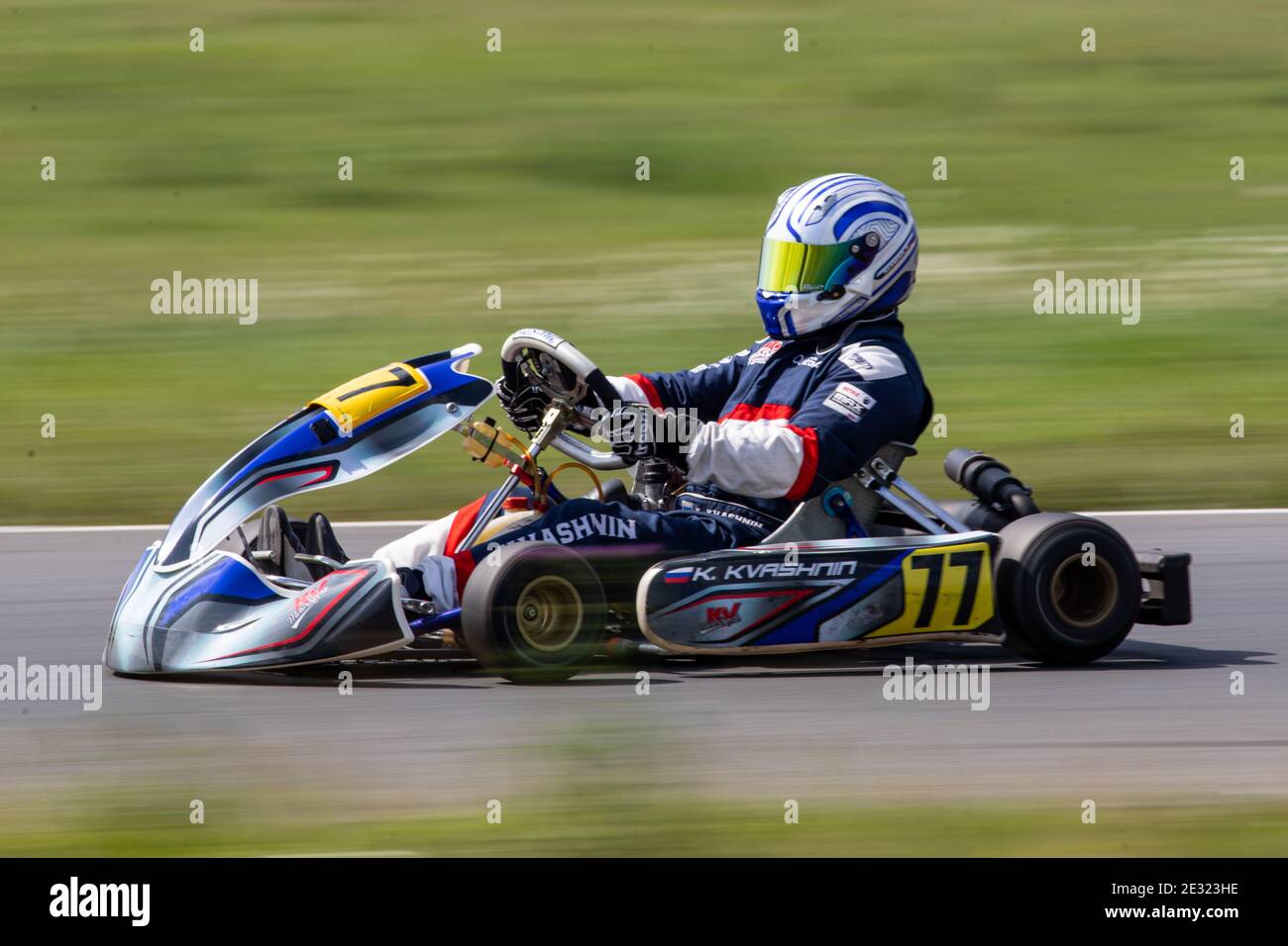 Pilota non identificato gareggia sulla pista Atron nella Rotax max Cup RAF serie di kart sportivi, gara di pista Foto Stock
