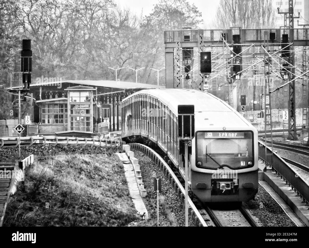 Berlino, Germania. 26 gennaio 2020. Una S-Bahn della linea S3 Erkner corre vicino alla stazione di Ostkreuz in direzione della stazione della S-Bahn di Rummelsburg. Credit: Soeren Stache/dpa-Zentralbild/ZB/dpa/Alamy Live News Foto Stock