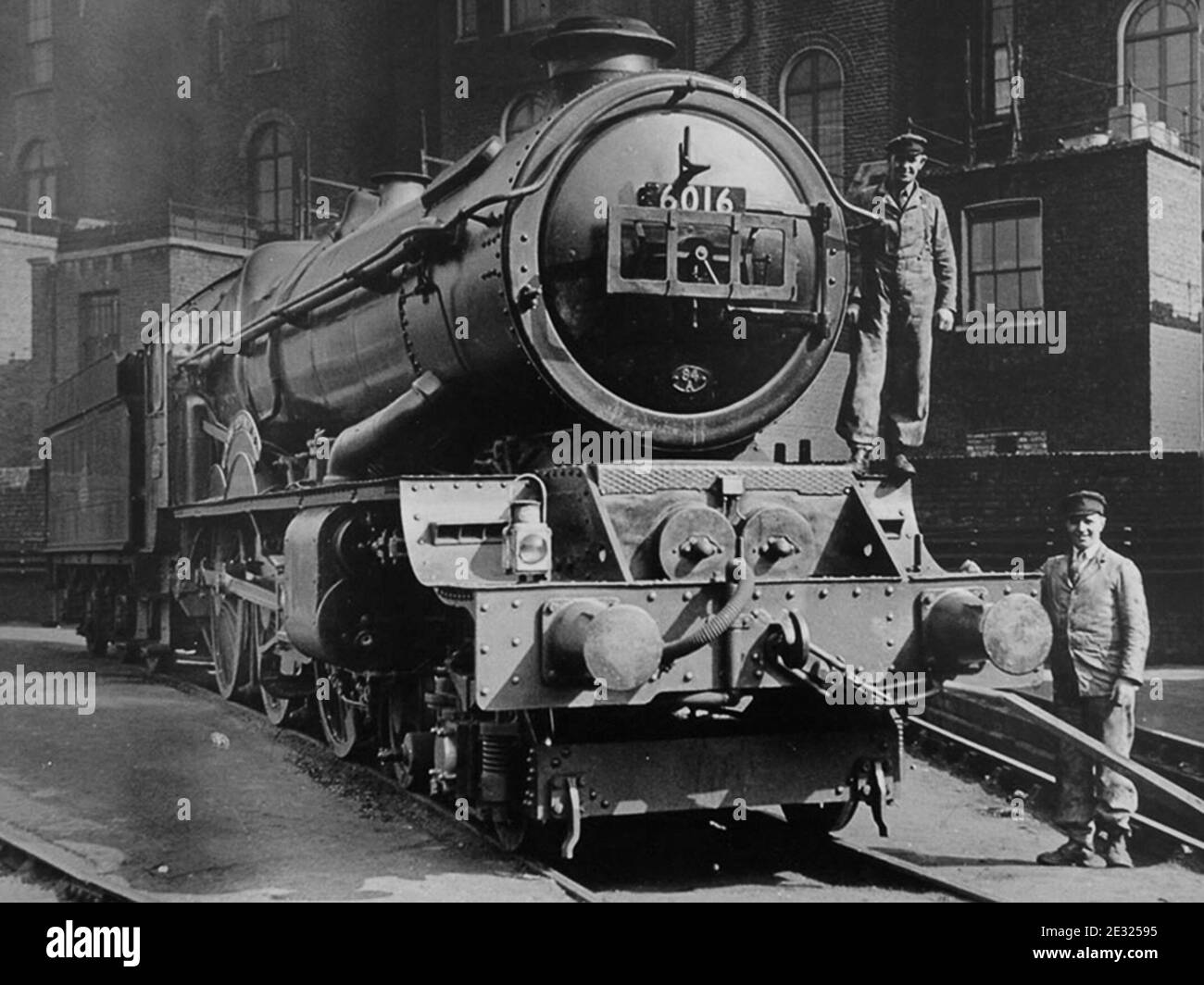 Re Edoardo V locomotiva a vapore fiero autista dei lavoratori ferroviari e. Vigili del fuoco sulla locomotiva del re Edoardo V nel 1962 Foto Stock