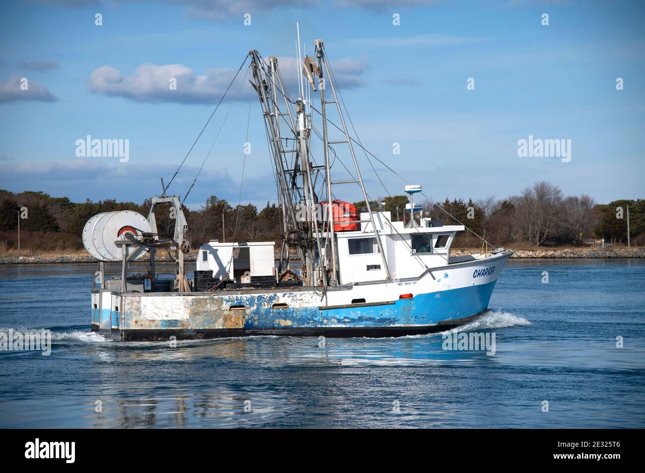 Un peschereccio da traino che passa attraverso il canale Cape Cod a Sandwich, Massachusetts. Foto Stock