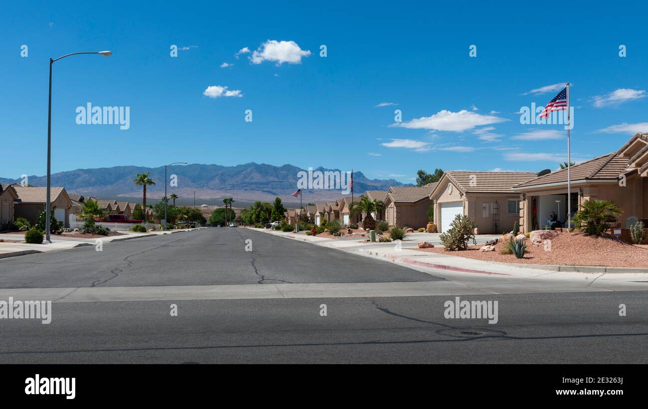 Una fila di case di recente costruzione in un quartiere nello Stato del Nevada, Stati Uniti, con una montagna sullo sfondo. Foto Stock