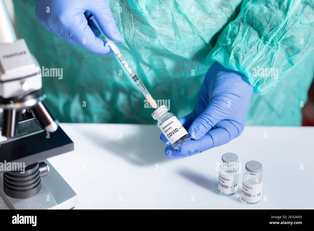 Medico, infermiera, scienziato, mano ricercatore in guanti blu con influenza, morbillo, coronavirus, covid-19 malattia vaccino preparazione per tria clinica umana Foto Stock