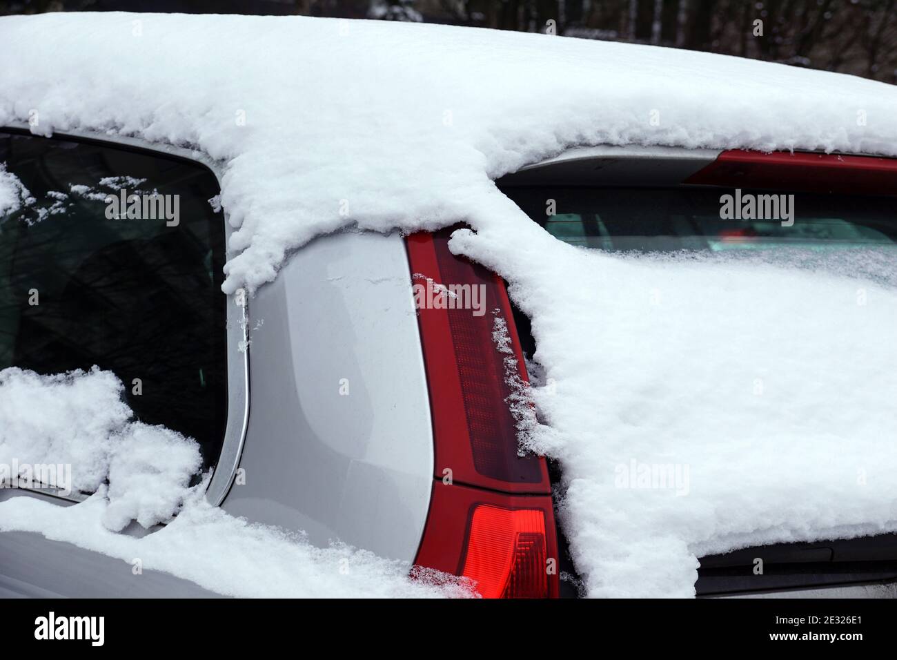 Vetture coperte da uno spesso strato di neve ghiacciata. Il parcheggio della proprietà in inverno. Foto Stock