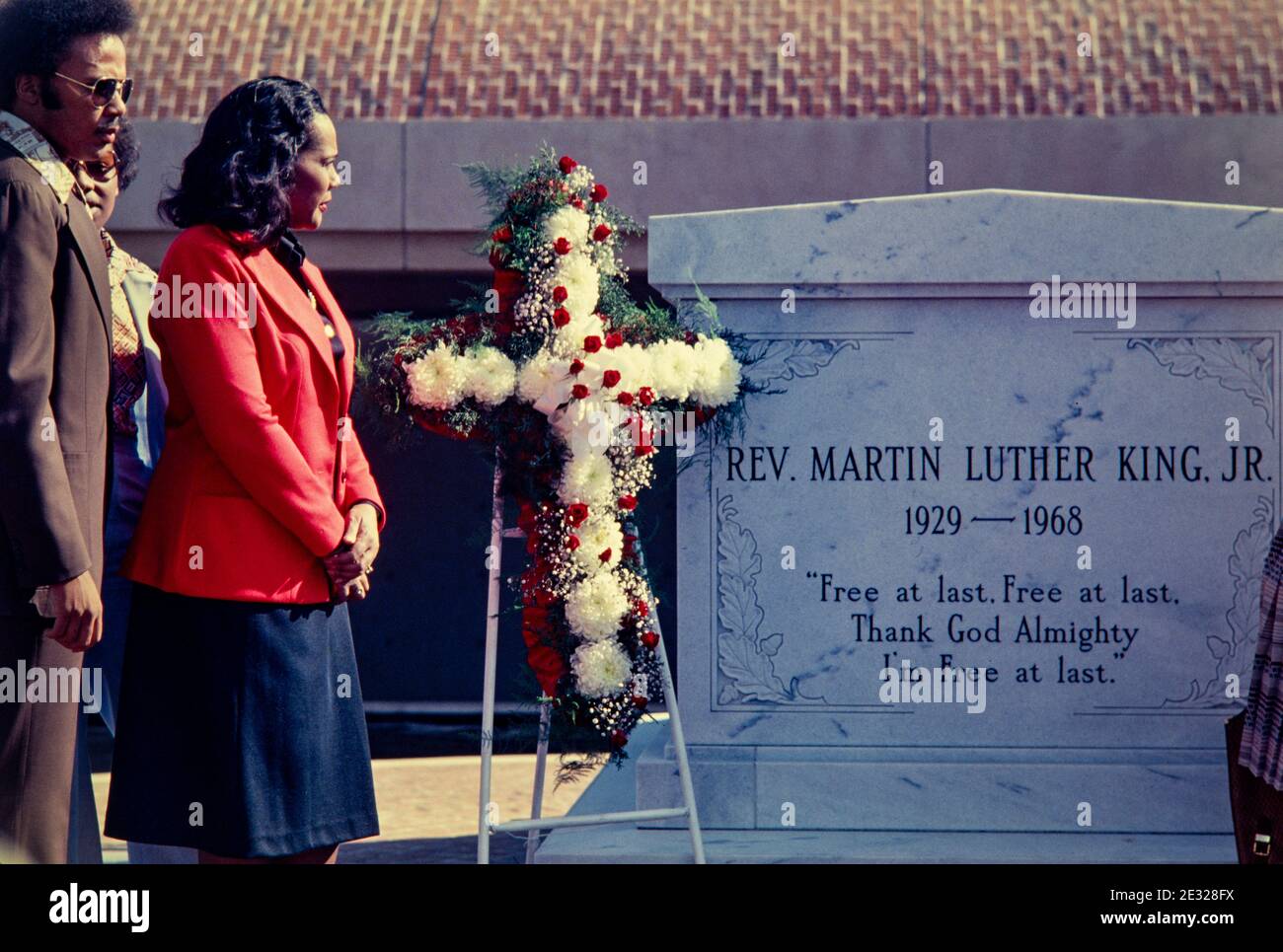 Coretta Scott King, vedova del leader dei diritti civili ucciso, Dr. Martin Luther King, Jr., presso la tomba di suo marito al King Center di Atlanta, Georgia. Foto Stock