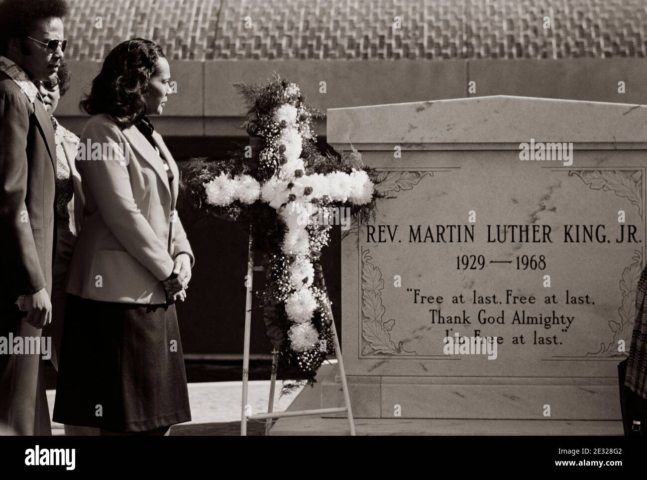 Coretta Scott King, vedova del leader dei diritti civili ucciso, Dr. Martin Luther King, Jr., presso la tomba di suo marito al King Center di Atlanta, Georgia. Foto Stock