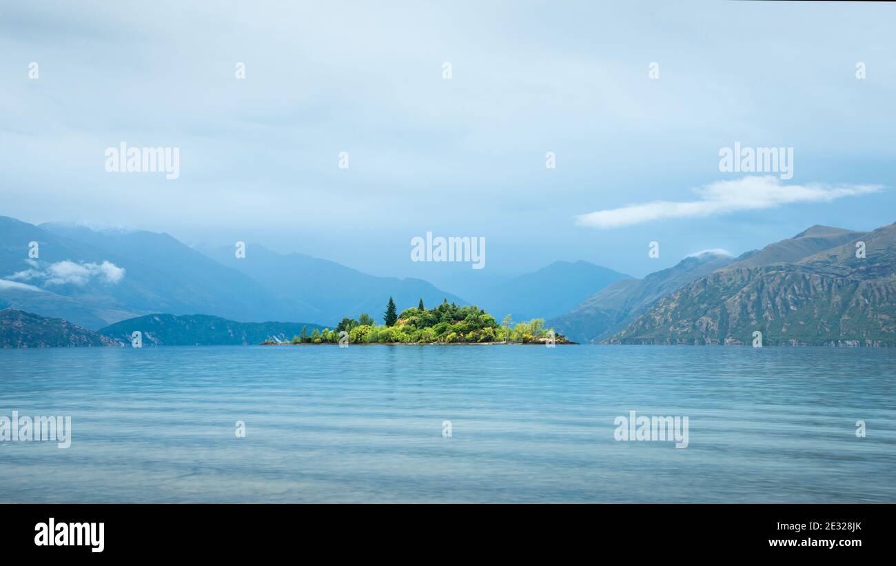 Ruby Island sul lago Wanaka con montagne di sfondo nella nebbia, Otago Regione, Isola del Sud, Nuova Zelanda Foto Stock