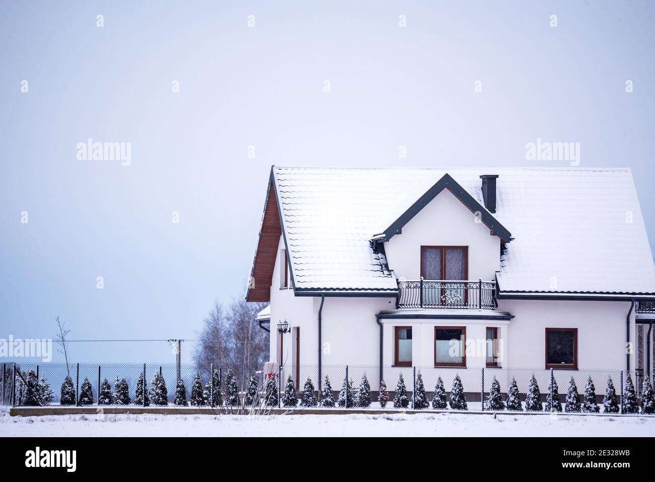 Pułtusk, Polonia - 13 gennaio 2021: Casa indipendente e giardino coperto di neve. Inverno in campagna. Neve sul tetto. Foto Stock
