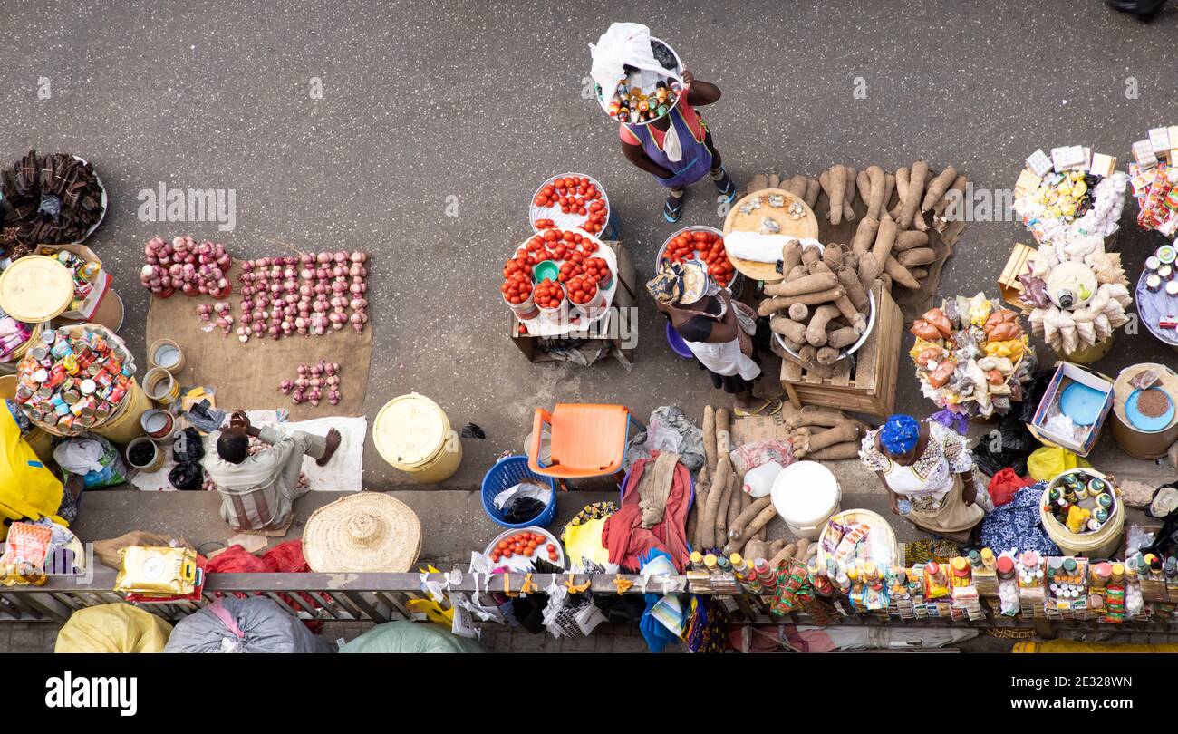 Makola affollata mercato di strada sovratesta Ghana Africa. Centro storico affollato e congestionato, Accra. Luogo storico per comprare e vendere prodotti, povertà. Foto Stock