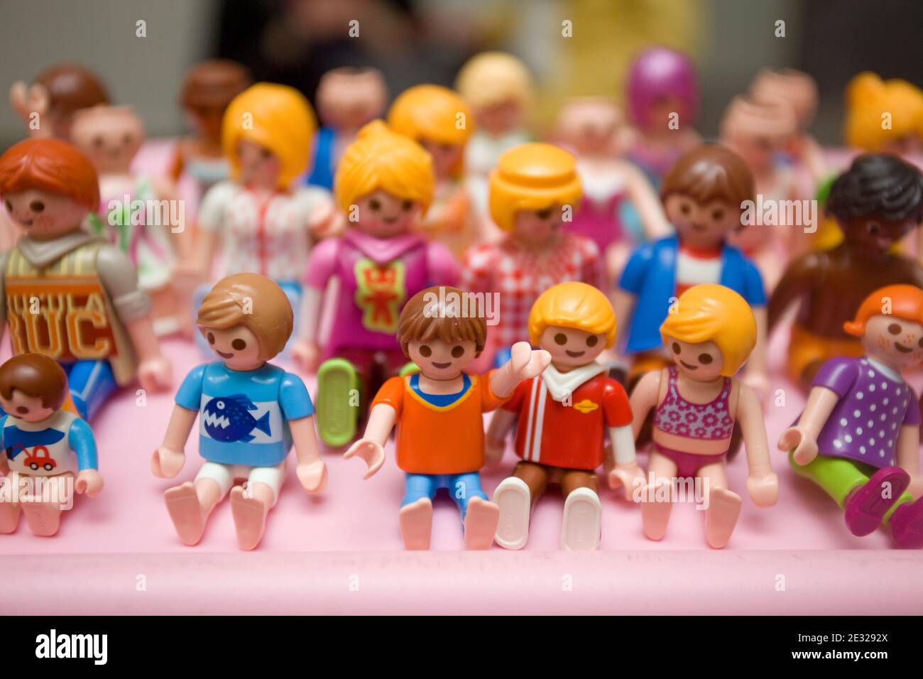 Personaggi Playmobil seduti e in piedi Foto Stock