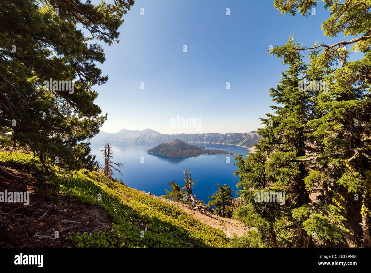 Crater Lake e Wizard Island nel Crater Lake National Park, Oregon vista panoramica estiva Foto Stock