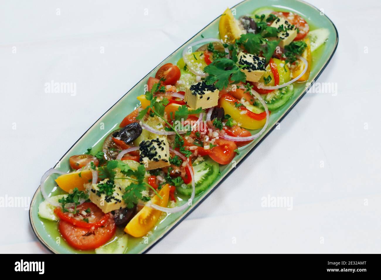 insalata salutare in stile greak, dieta vegetariana, cibo vegano Foto Stock