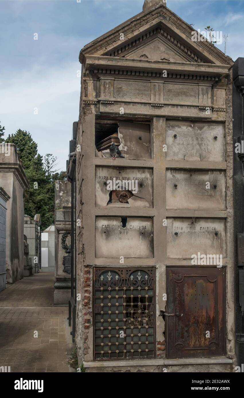 Tombe trascurate sopra terra nel cimitero di Recoleta, Buenos Aires, Argentina Foto Stock
