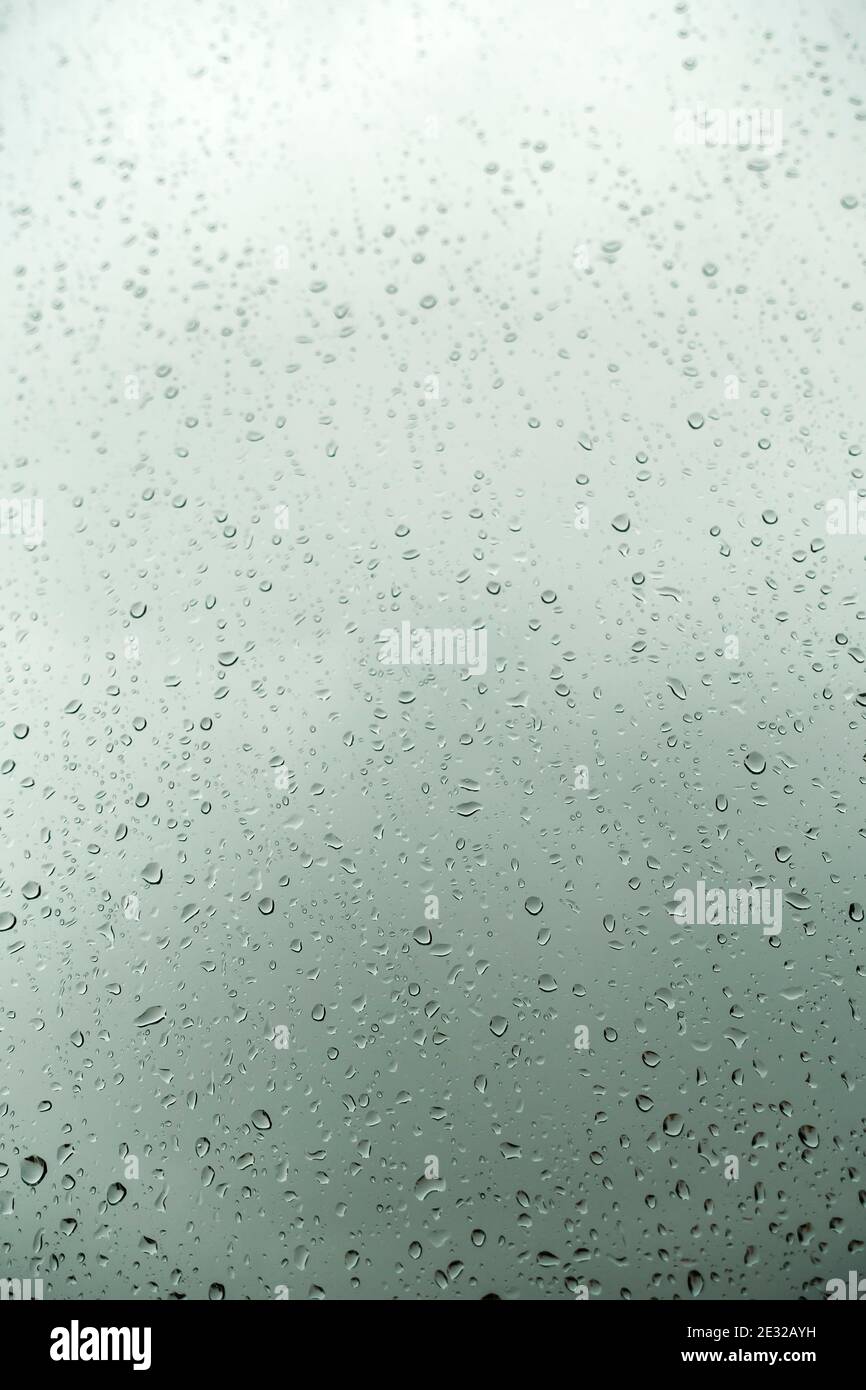 Le gocce di pioggia sul vetro Foto Stock