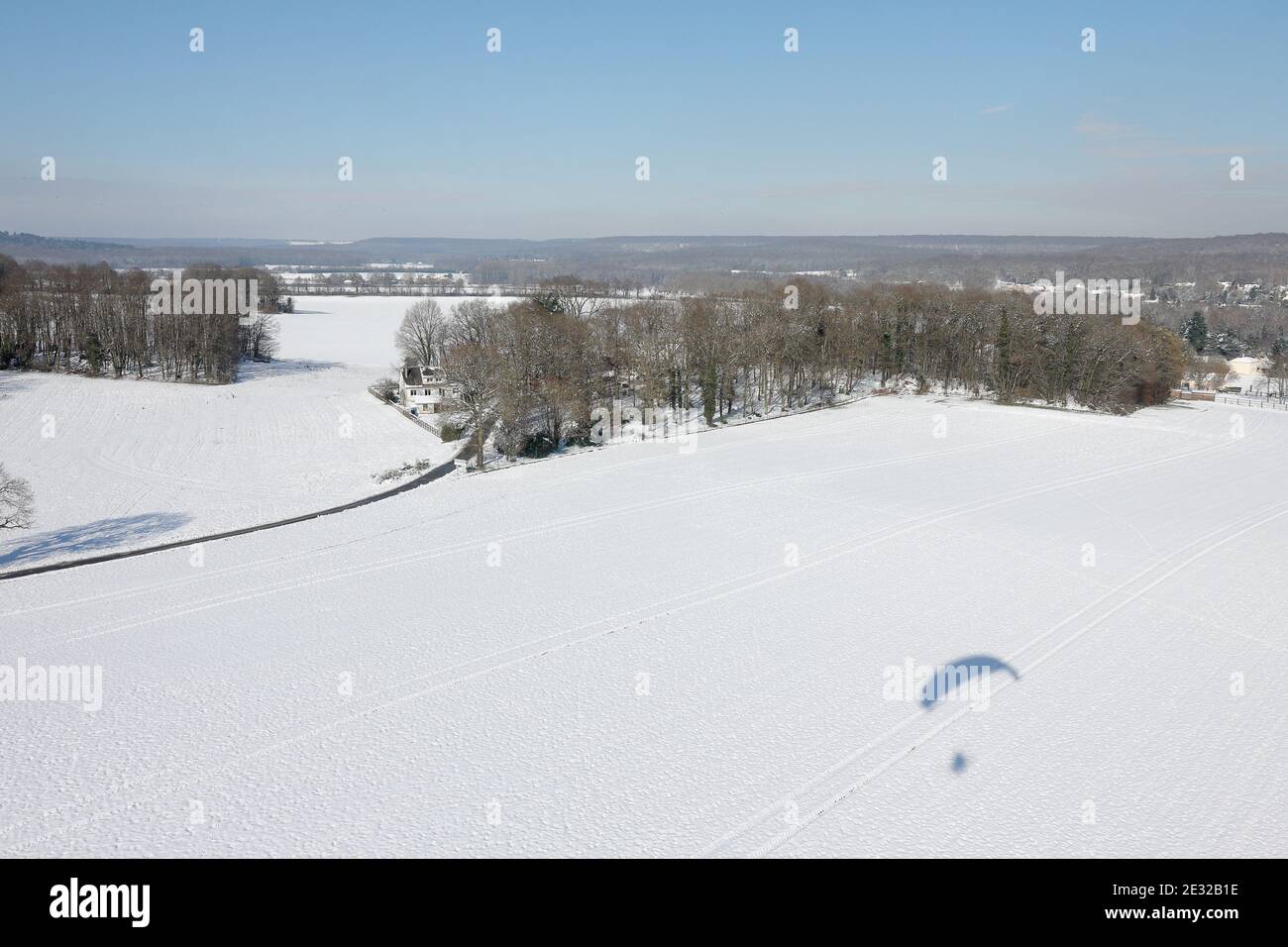 Foto aerea di Saint-Cyr-sous-Dourdan sotto la neve, con l'ombra di un parapendio motorizzato, il 08 febbraio 2018, dipartimento di Essonne, Île-de-France Foto Stock