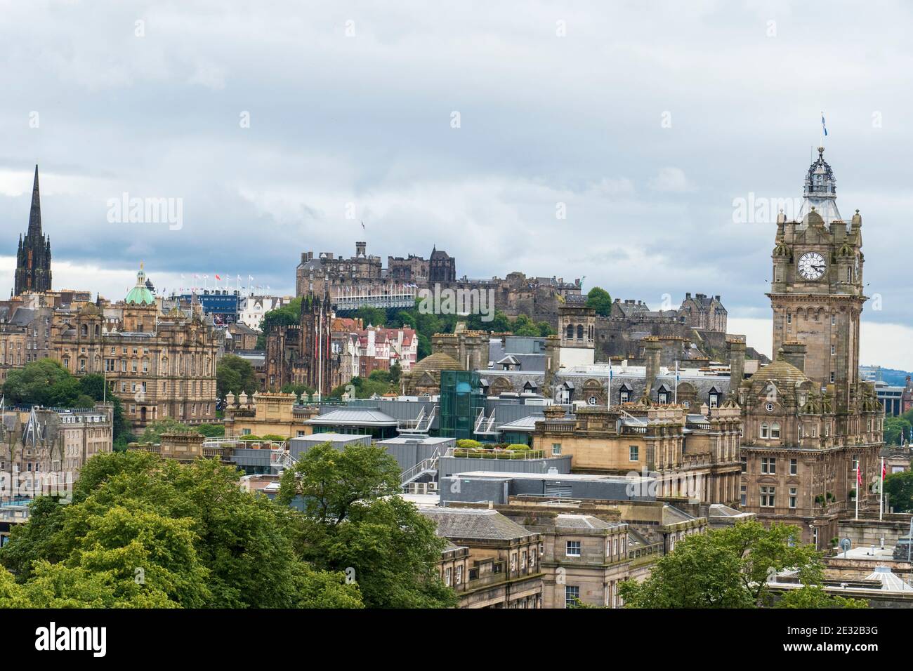 Blick über die Altstadt von Edinburgh mit Schloß, historiischem Balmoral Hotel und Tollbooth Kirche Foto Stock