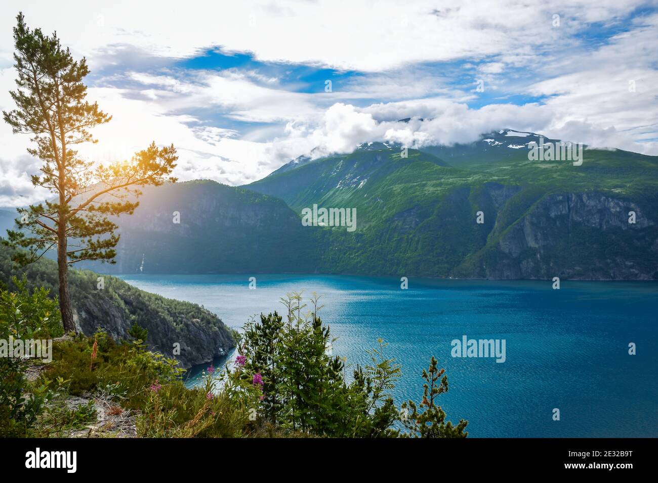 Fiordi paesaggio, lago in Norvegia. Foto Stock
