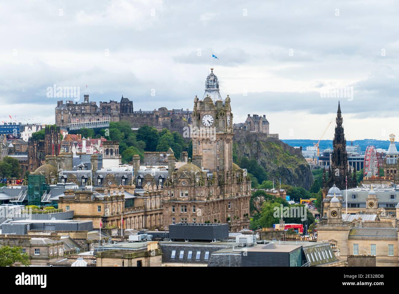Blick über die Altstadt von Edinburgh mit Schloß, historischem Balmoral Hotel und Scotts Monument Foto Stock