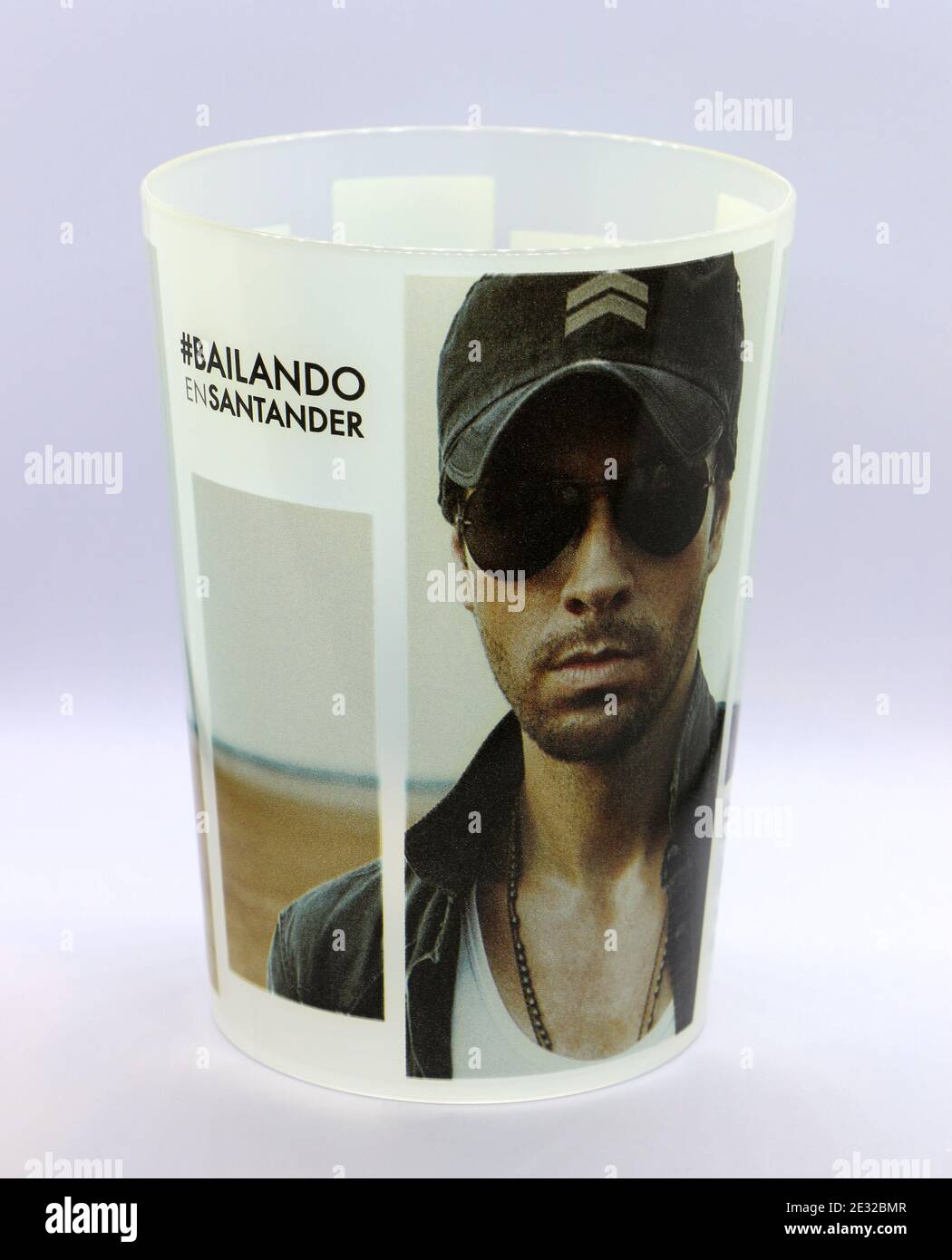 Foto di una tazza di plastica su sfondo bianco dell'Enrique Iglesias Bailando tour da un concerto del 15 luglio 2017 a Santander Cantabria Spagna Foto Stock