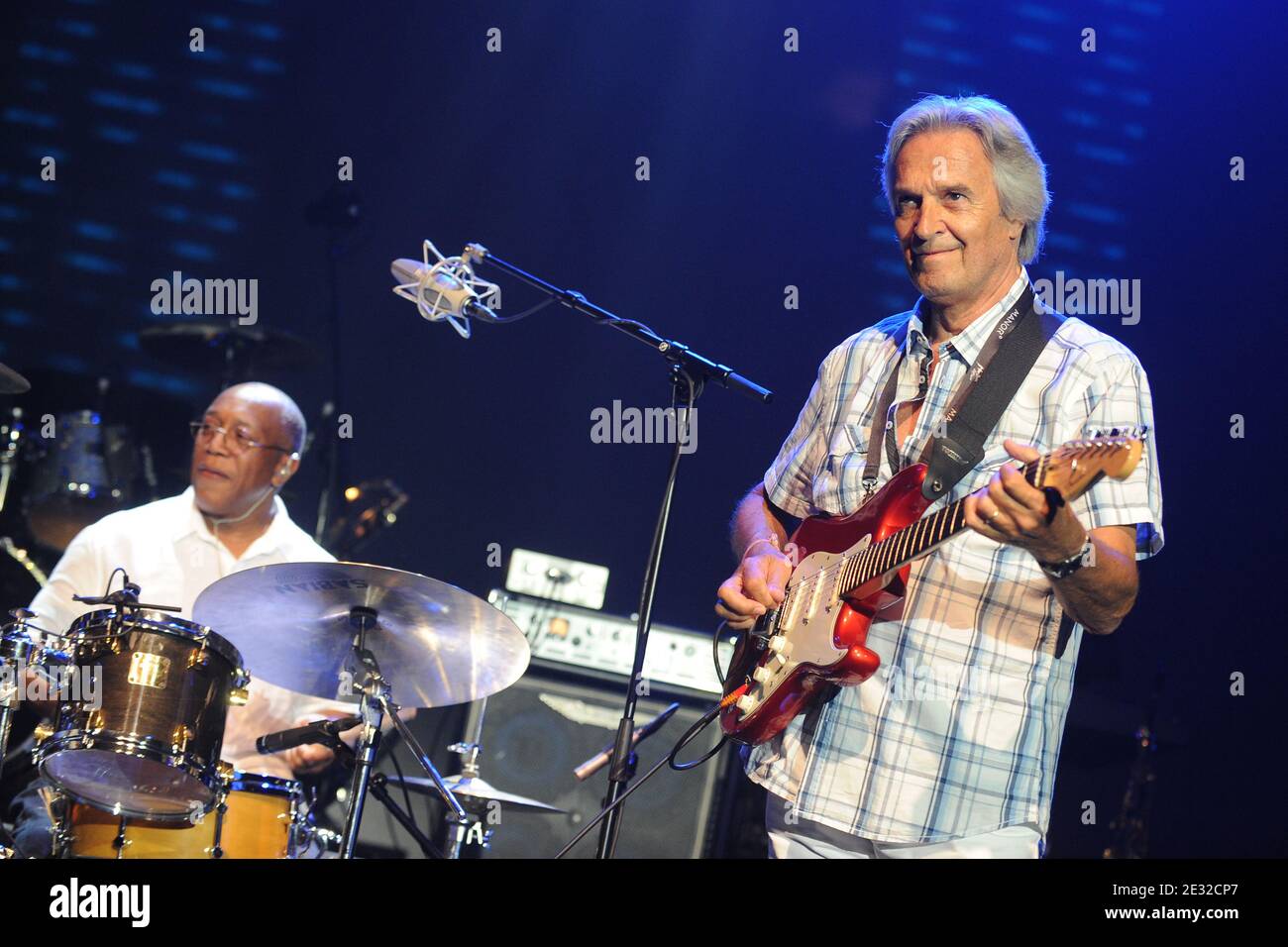 Billy Cobham e John McLaughlin si esibiscono dal vivo durante il Montreux Jazz Festival di Montreux, Svizzera, il 3 luglio 2010. Foto di Loona/ABACAPRESS.COM Foto Stock