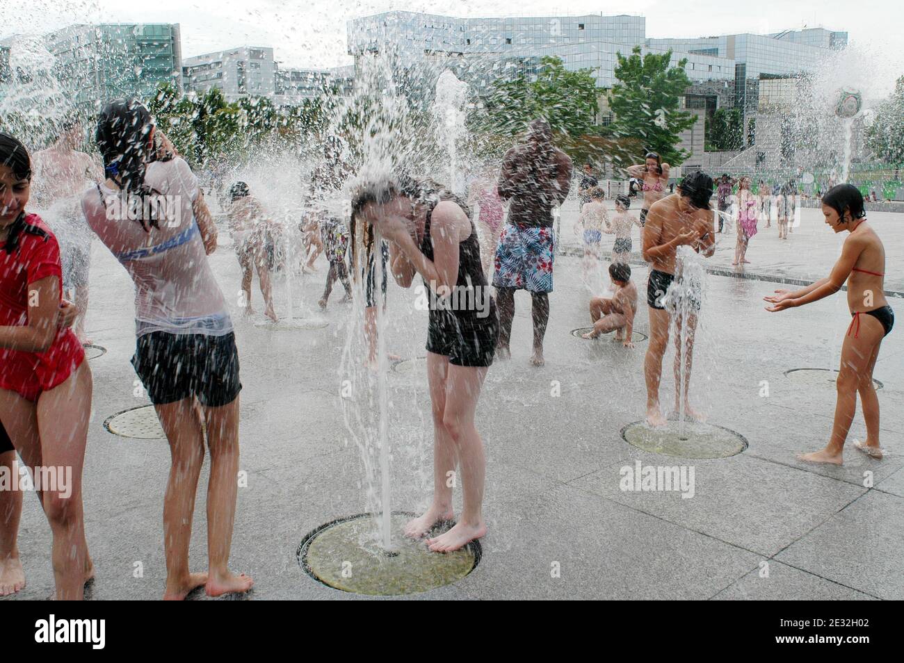 L'ondata di caldo costringe gli abitanti parigini a cercare una certa freschezza nelle fontane e negli stagni pubblici, mentre la temperatura è aumentata fino a 33 gradi celsius al parco Andre-Citroen a Parigi, Francia, il 09 luglio 2010. Foto di Alain Apaydin/ABACAPRESS.COM Foto Stock L'ondata di caldo costringe gli abitanti parigini a cercare una certa freschezza nelle fontane e negli stagni pubblici, mentre la temperatura è aumentata fino a 33 gradi celsius al parco Andre-Citroen a Parigi, Francia, il 09 luglio 2010. Foto di Alain Apaydin/ABACAPRESS.COM Foto Stock