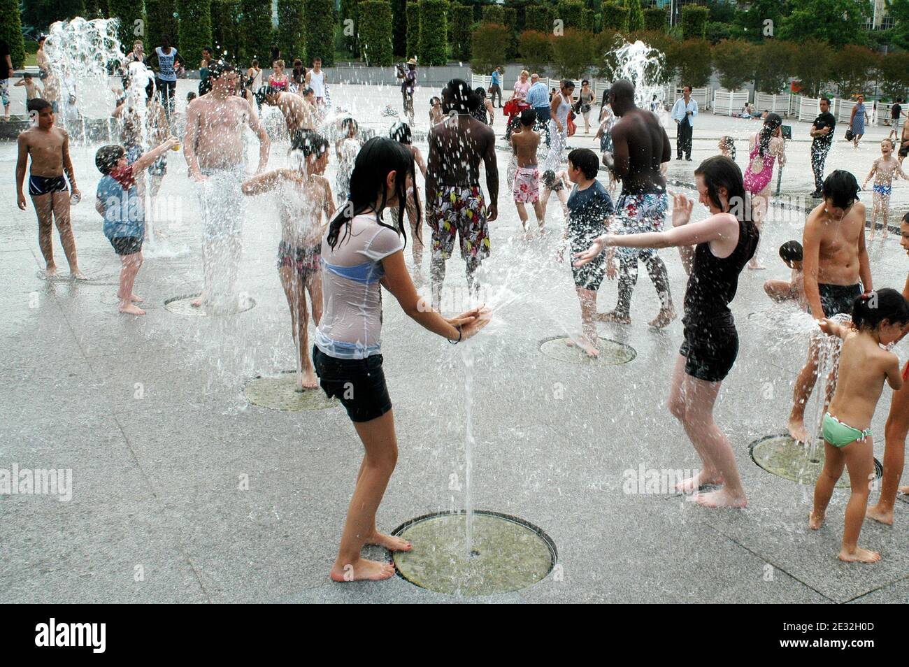 L'ondata di caldo costringe gli abitanti parigini a cercare una certa freschezza nelle fontane e negli stagni pubblici, mentre la temperatura è aumentata fino a 33 gradi celsius al parco Andre-Citroen a Parigi, Francia, il 09 luglio 2010. Foto di Alain Apaydin/ABACAPRESS.COM Foto Stock L'ondata di caldo costringe gli abitanti parigini a cercare una certa freschezza nelle fontane e negli stagni pubblici, mentre la temperatura è aumentata fino a 33 gradi celsius al parco Andre-Citroen a Parigi, Francia, il 09 luglio 2010. Foto di Alain Apaydin/ABACAPRESS.COM Foto Stock