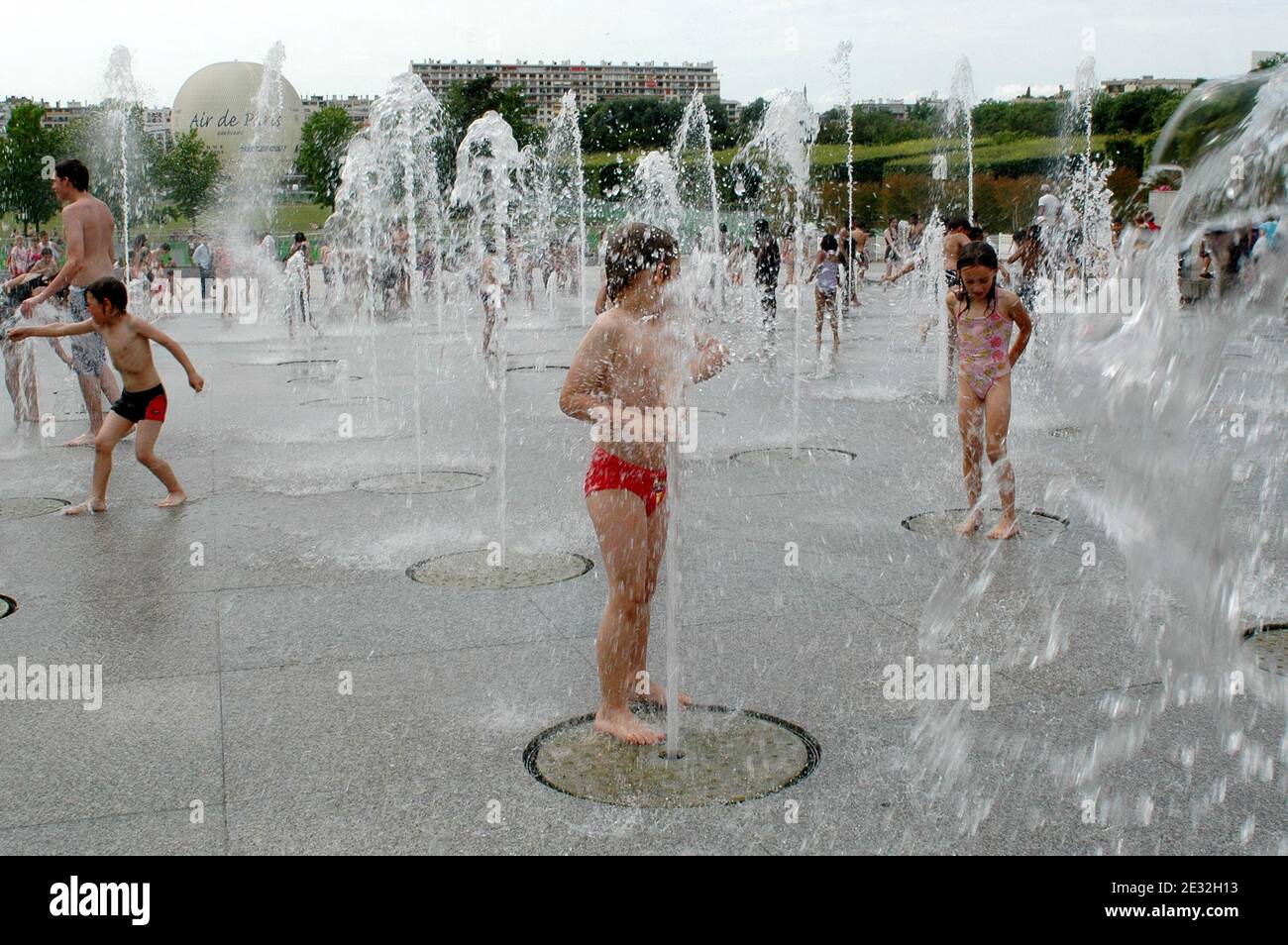 L'ondata di caldo costringe gli abitanti parigini a cercare una certa freschezza nelle fontane e negli stagni pubblici, mentre la temperatura è aumentata fino a 33 gradi celsius al parco Andre-Citroen a Parigi, Francia, il 09 luglio 2010. Foto di Alain Apaydin/ABACAPRESS.COM Foto Stock L'ondata di caldo costringe gli abitanti parigini a cercare una certa freschezza nelle fontane e negli stagni pubblici, mentre la temperatura è aumentata fino a 33 gradi celsius al parco Andre-Citroen a Parigi, Francia, il 09 luglio 2010. Foto di Alain Apaydin/ABACAPRESS.COM Foto Stock