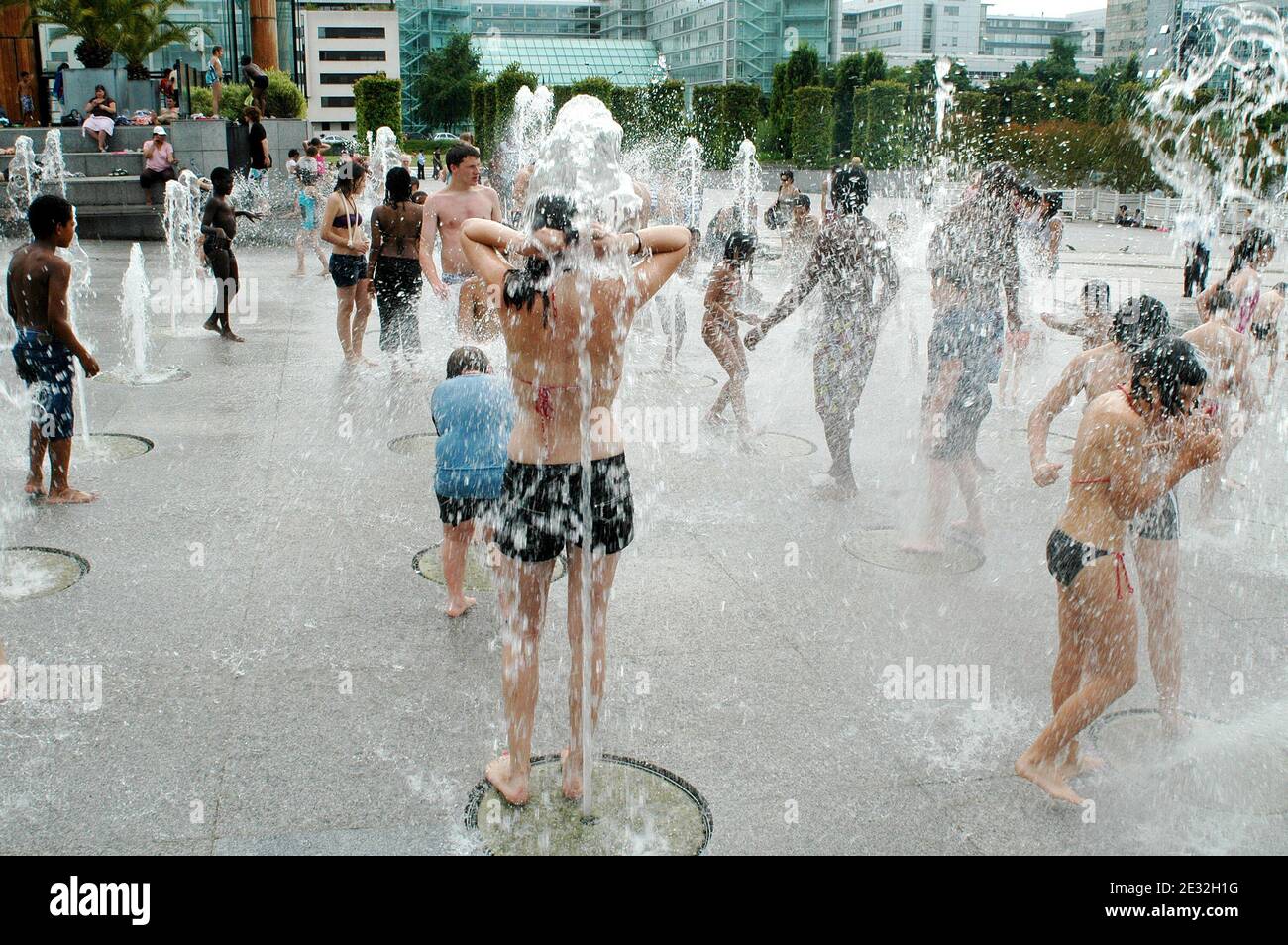 L'ondata di caldo costringe gli abitanti parigini a cercare una certa freschezza nelle fontane e negli stagni pubblici, mentre la temperatura è aumentata fino a 33 gradi celsius al parco Andre-Citroen a Parigi, Francia, il 09 luglio 2010. Foto di Alain Apaydin/ABACAPRESS.COM Foto Stock L'ondata di caldo costringe gli abitanti parigini a cercare una certa freschezza nelle fontane e negli stagni pubblici, mentre la temperatura è aumentata fino a 33 gradi celsius al parco Andre-Citroen a Parigi, Francia, il 09 luglio 2010. Foto di Alain Apaydin/ABACAPRESS.COM Foto Stock