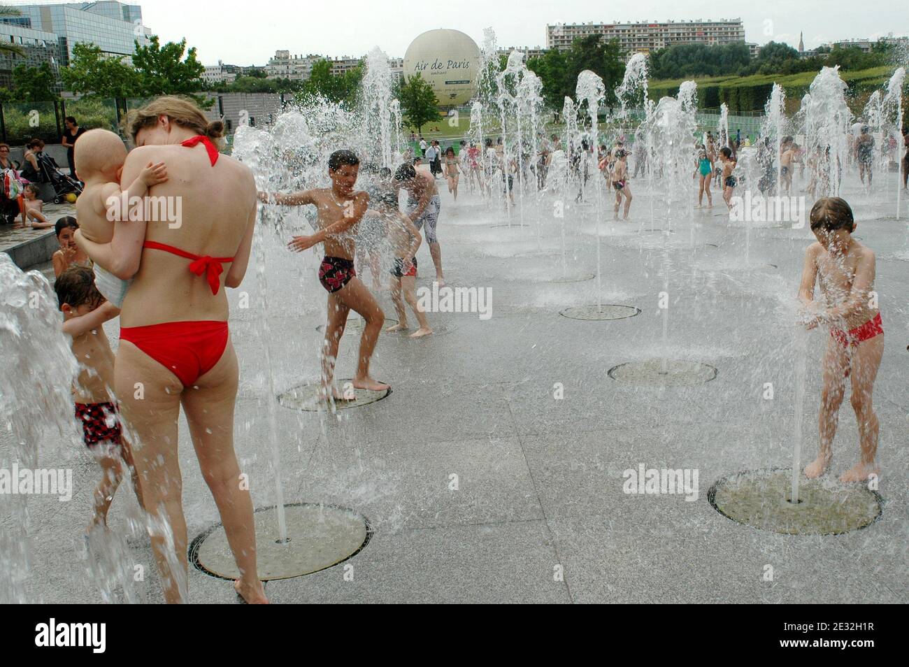 L'ondata di caldo costringe gli abitanti parigini a cercare una certa freschezza nelle fontane e negli stagni pubblici, mentre la temperatura è aumentata fino a 33 gradi celsius al parco Andre-Citroen a Parigi, Francia, il 09 luglio 2010. Foto di Alain Apaydin/ABACAPRESS.COM Foto Stock L'ondata di caldo costringe gli abitanti parigini a cercare una certa freschezza nelle fontane e negli stagni pubblici, mentre la temperatura è aumentata fino a 33 gradi celsius al parco Andre-Citroen a Parigi, Francia, il 09 luglio 2010. Foto di Alain Apaydin/ABACAPRESS.COM Foto Stock