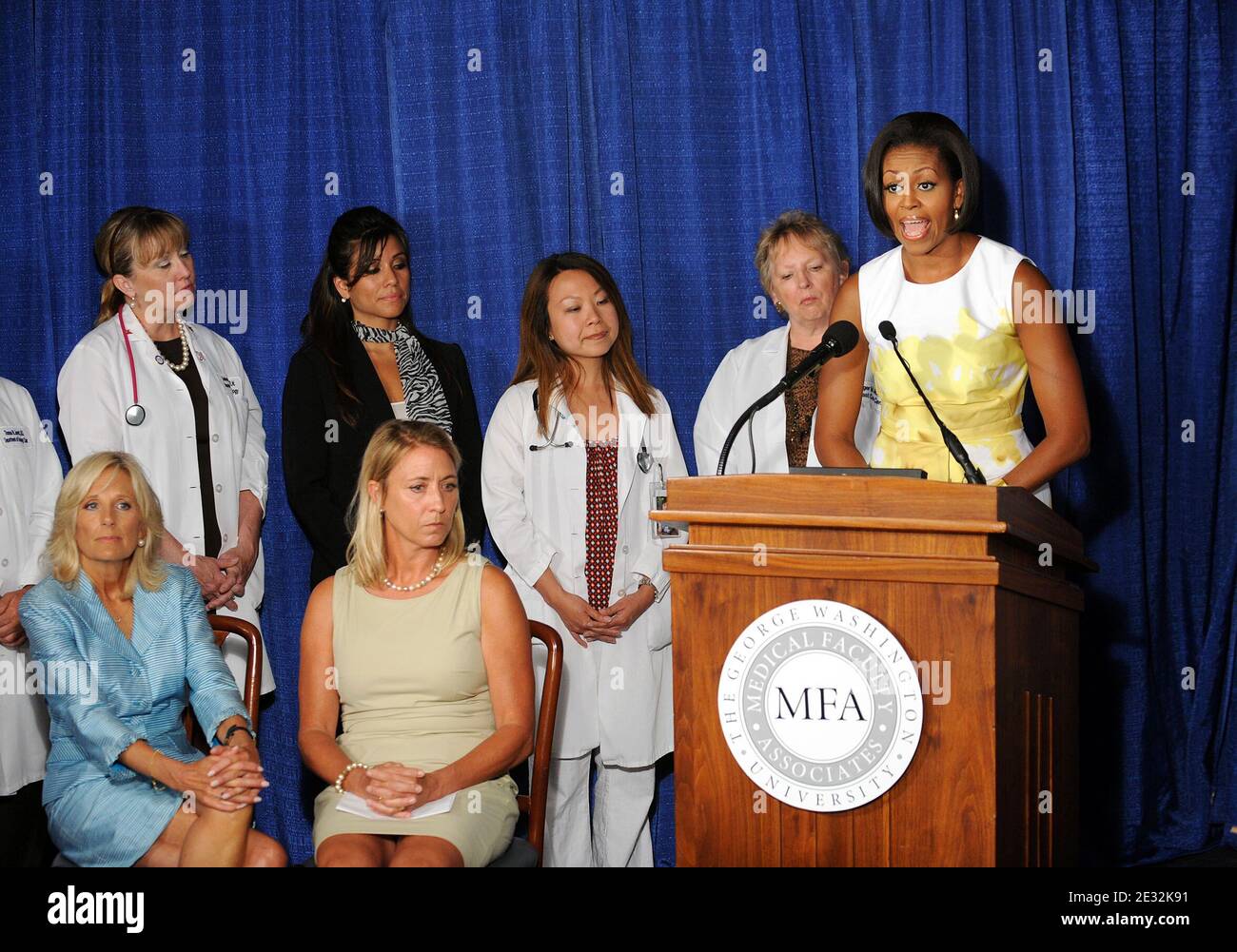 First Lady Michelle Obama parla ad un evento sull'Affordable Care Act presso il George Washington University Hospital il 14 luglio 2010 a Washington, DC. Foto di Leslie E. Kossoff/ABACAPRESS.COM (nella foto: Michelle Obama, Jill Biden, Maggie Roberts) Foto Stock