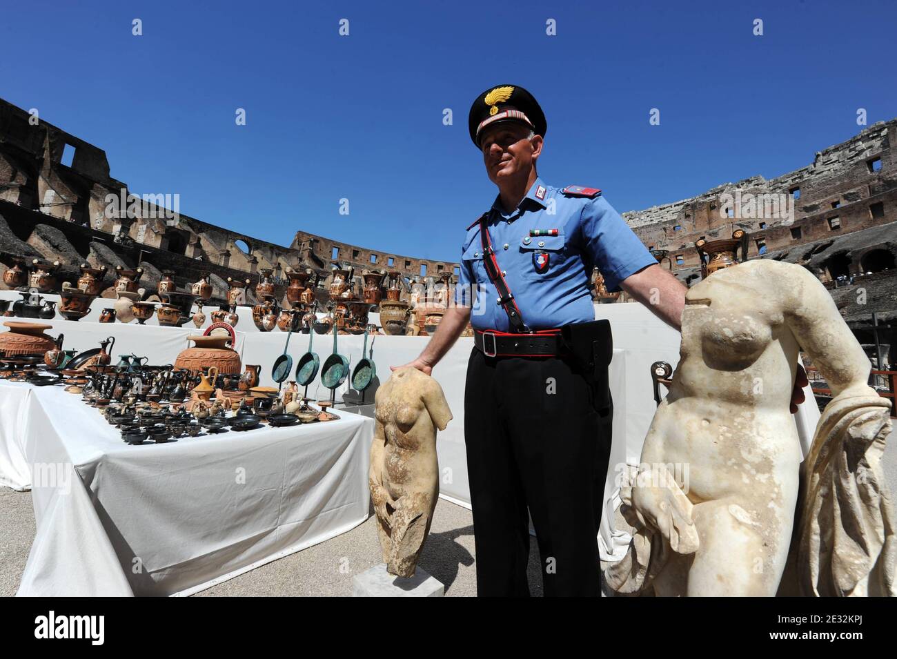 L'unità del patrimonio culturale dei Carabinieri italiani espone il 16 luglio 2010 al Colosseo di Roma, Italia, 337 reperti archeologici, risalenti dall'VIII secolo a.C. al IV secolo d.C., E del valore di oltre 15 milioni di euro (19.5 milioni di dollari) durante una conferenza stampa sui sequestri effettuati nell'ambito dell'operazione "Andromeda", che ha coinvolto i carabinieri italiani e le autorità giudiziarie svizzere. Tutti i manufatti provengono dal sud Italia e dalla Grecia e sono stati sequestrati pochi giorni fa a Ginevra, in Svizzera. Le autorità italiane hanno rivendicato un'altra vittoria nella loro campagna contro l'illegale Foto Stock