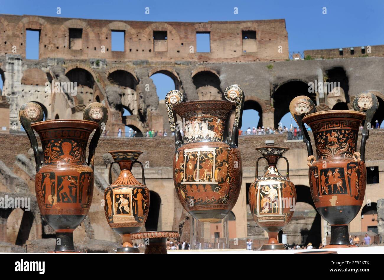 L'unità del patrimonio culturale dei Carabinieri italiani espone il 16 luglio 2010 al Colosseo di Roma, Italia, 337 reperti archeologici, risalenti dall'VIII secolo a.C. al IV secolo d.C., E del valore di oltre 15 milioni di euro (19.5 milioni di dollari) durante una conferenza stampa sui sequestri effettuati nell'ambito dell'operazione "Andromeda", che ha coinvolto i carabinieri italiani e le autorità giudiziarie svizzere. Tutti i manufatti provengono dal sud Italia e dalla Grecia e sono stati sequestrati pochi giorni fa a Ginevra, in Svizzera. Le autorità italiane hanno rivendicato un'altra vittoria nella loro campagna contro l'illegale Foto Stock