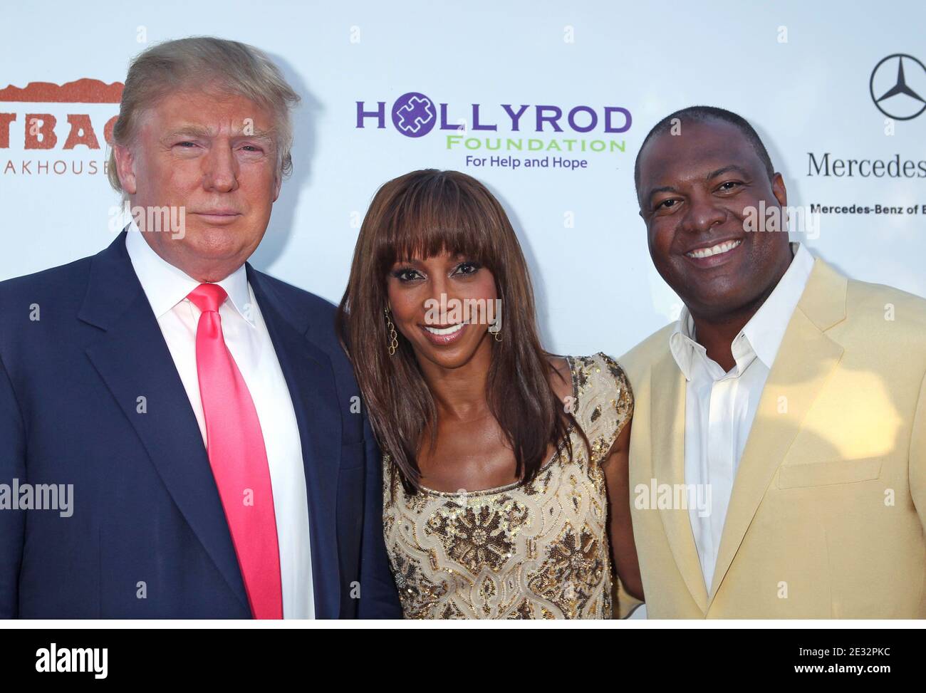 (L-R) Donald Trump, Holly Robinson Peete e Rodney Peete alla HollyRod Foundations12th Annual Design Care tenutasi alla Ron BurkleÍs Green Acres Estate a Beverly Hills, Los Angeles, CA, USA il 24 luglio 2010. Foto di Baxter/ABACAPRESS.COM Foto Stock