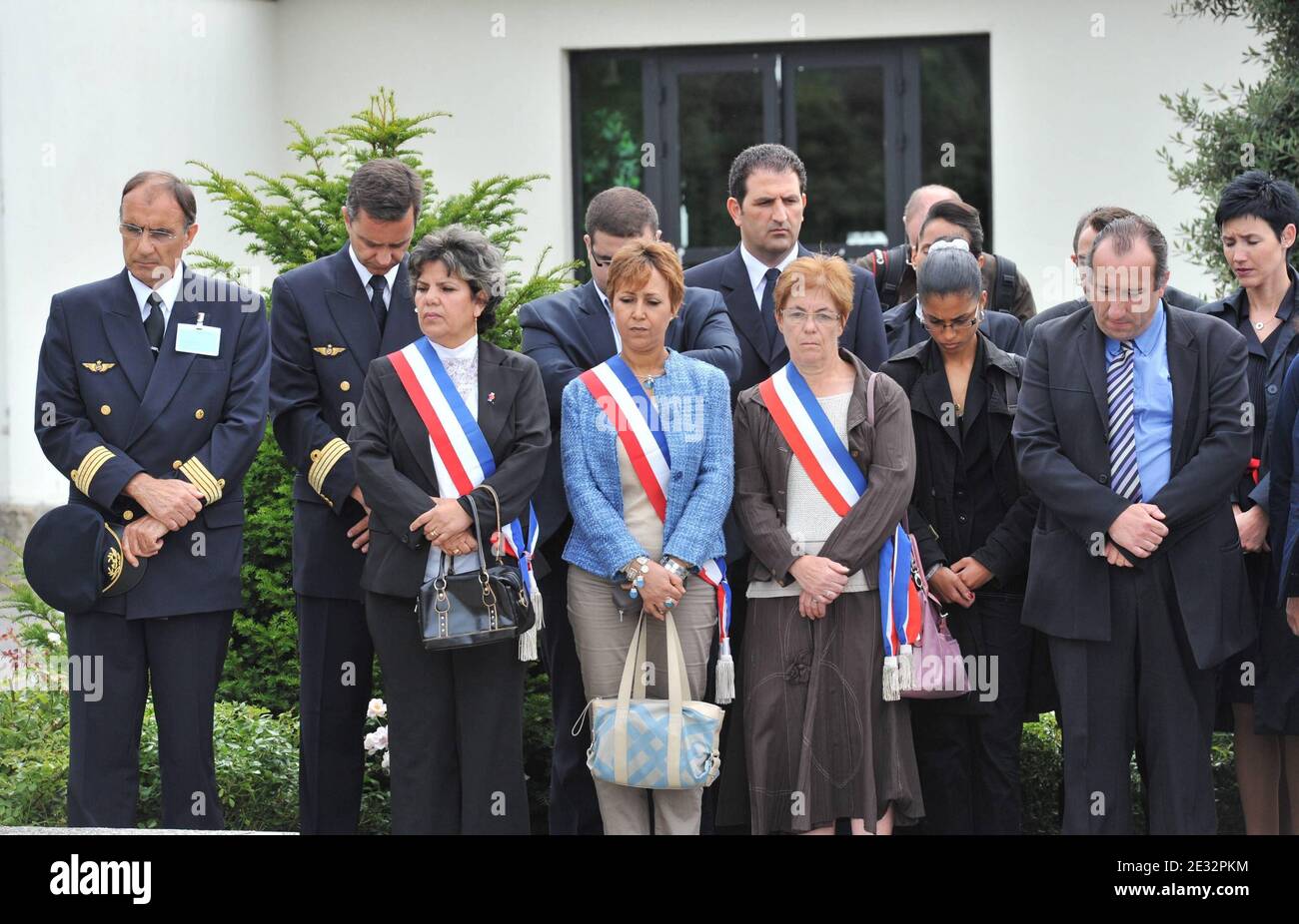 Circa 100 familiari, testimoni dell'incidente e funzionari di Air France, tra cui il presidente di Air France Pierre Henri Gourgeon, il sindaco di Gonesse Jean Pierre Blazy, E l'ex presidente di Air France Jean Cyril Spinetta, ha partecipato alle cerimonie, domenica 25 luglio 2010, che segnano 10 anni da quando l'aereo si è schiantato dopo il decollo dall'aeroporto Charles de Gaulle, arando in un hotel nel sobborgo di Parigi di Gonesse. Foto di Mousse/ABACAPRESS.COM Foto Stock Circa 100 familiari, testimoni dell'incidente e funzionari di Air France, tra cui il presidente di Air France Pierre Henri Gourgeon, il sindaco di Gonesse Jean Pierre Blazy, E l'ex presidente di Air France Jean Cyril Spinetta, ha partecipato alle cerimonie, domenica 25 luglio 2010, che segnano 10 anni da quando l'aereo si è schiantato dopo il decollo dall'aeroporto Charles de Gaulle, arando in un hotel nel sobborgo di Parigi di Gonesse. Foto di Mousse/ABACAPRESS.COM Foto Stock