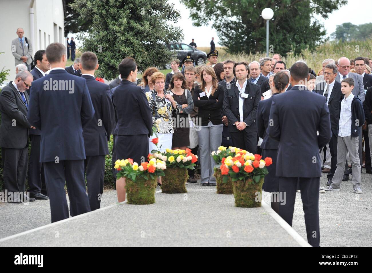 Circa 100 familiari, testimoni dell'incidente e funzionari di Air France che scindono il presidente di Air France Pierre Henri Gourgeon, il sindaco di Gonesse Jean Pierre Blazy, E l'ex presidente di Air France Jean Cyril Spinetta ha partecipato alle cerimonie Domenica che segna 10 anni da quando l'aereo si è schiantato dopo il decollo dall'aeroporto Charles de Gaulle, arando in un hotel nel sobborgo di Parigi di Gonesse. Air France volò in familiari dalla Germania, da dove proveniva la maggior parte delle vittime, e diede loro fiori da collocare in un monumento. Gonesse, Francia, il 25 luglio 2010. Foto di Mousse/ABACAPRESS.COM Foto Stock Circa 100 familiari, testimoni dell'incidente e funzionari di Air France che scindono il presidente di Air France Pierre Henri Gourgeon, il sindaco di Gonesse Jean Pierre Blazy, E l'ex presidente di Air France Jean Cyril Spinetta ha partecipato alle cerimonie Domenica che segna 10 anni da quando l'aereo si è schiantato dopo il decollo dall'aeroporto Charles de Gaulle, arando in un hotel nel sobborgo di Parigi di Gonesse. Air France volò in familiari dalla Germania, da dove proveniva la maggior parte delle vittime, e diede loro fiori da collocare in un monumento. Gonesse, Francia, il 25 luglio 2010. Foto di Mousse/ABACAPRESS.COM Foto Stock