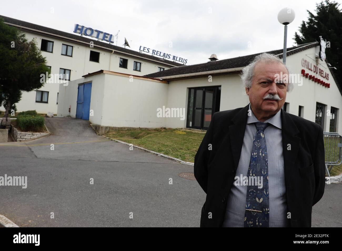 Circa 100 familiari, testimoni dell'incidente e funzionari di Air France, tra cui il presidente di Air France Pierre Henri Gourgeon, il sindaco di Gonesse Jean Pierre Blazy, E l'ex presidente di Air France Jean Cyril Spinetta, ha partecipato alle cerimonie, domenica 25 luglio 2010, che segnano 10 anni da quando l'aereo si è schiantato dopo il decollo dall'aeroporto Charles de Gaulle, arando in un hotel nel sobborgo di Parigi di Gonesse. Patrick Tesse ha ricordato di aver guardato l'incidente che si è verificato dal suo hotel nelle vicinanze. Foto di Mousse/ABACAPRESS.COM Foto Stock Circa 100 familiari, testimoni dell'incidente e funzionari di Air France, tra cui il presidente di Air France Pierre Henri Gourgeon, il sindaco di Gonesse Jean Pierre Blazy, E l'ex presidente di Air France Jean Cyril Spinetta, ha partecipato alle cerimonie, domenica 25 luglio 2010, che segnano 10 anni da quando l'aereo si è schiantato dopo il decollo dall'aeroporto Charles de Gaulle, arando in un hotel nel sobborgo di Parigi di Gonesse. Patrick Tesse ha ricordato di aver guardato l'incidente che si è verificato dal suo hotel nelle vicinanze. Foto di Mousse/ABACAPRESS.COM Foto Stock