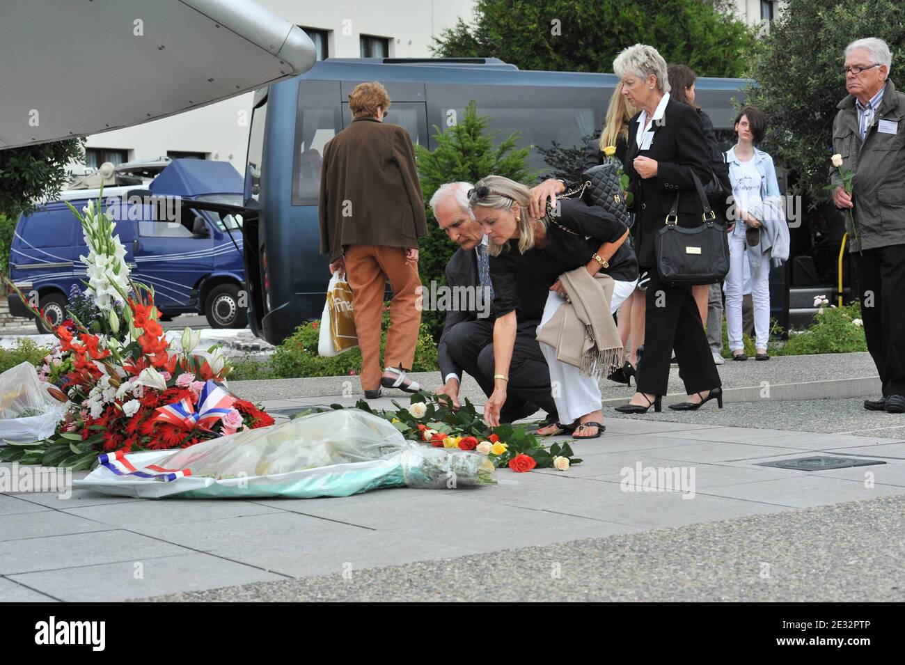 Circa 100 familiari, testimoni dell'incidente e funzionari di Air France che scindono il presidente di Air France Pierre Henri Gourgeon, il sindaco di Gonesse Jean Pierre Blazy, E l'ex presidente di Air France Jean Cyril Spinetta ha partecipato alle cerimonie Domenica che segna 10 anni da quando l'aereo si è schiantato dopo il decollo dall'aeroporto Charles de Gaulle, arando in un hotel nel sobborgo di Parigi di Gonesse. Air France volò in familiari dalla Germania, da dove proveniva la maggior parte delle vittime, e diede loro fiori da collocare in un monumento. Gonesse, Francia, il 25 luglio 2010. Foto di Mousse/ABACAPRESS.COM Foto Stock Circa 100 familiari, testimoni dell'incidente e funzionari di Air France che scindono il presidente di Air France Pierre Henri Gourgeon, il sindaco di Gonesse Jean Pierre Blazy, E l'ex presidente di Air France Jean Cyril Spinetta ha partecipato alle cerimonie Domenica che segna 10 anni da quando l'aereo si è schiantato dopo il decollo dall'aeroporto Charles de Gaulle, arando in un hotel nel sobborgo di Parigi di Gonesse. Air France volò in familiari dalla Germania, da dove proveniva la maggior parte delle vittime, e diede loro fiori da collocare in un monumento. Gonesse, Francia, il 25 luglio 2010. Foto di Mousse/ABACAPRESS.COM Foto Stock