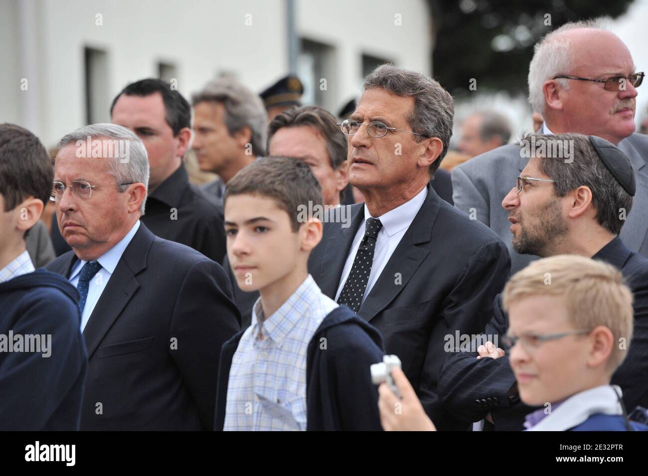 Circa 100 familiari, testimoni dell'incidente e funzionari di Air France che scindono il presidente di Air France Pierre Henri Gourgeon, il sindaco di Gonesse Jean Pierre Blazy, E l'ex presidente di Air France Jean Cyril Spinetta ha partecipato alle cerimonie Domenica che segna 10 anni da quando l'aereo si è schiantato dopo il decollo dall'aeroporto Charles de Gaulle, arando in un hotel nel sobborgo di Parigi di Gonesse. Air France volò in familiari dalla Germania, da dove proveniva la maggior parte delle vittime, e diede loro fiori da collocare in un monumento. Gonesse, Francia, il 25 luglio 2010. Foto di Mousse/ABACAPRESS.COM Foto Stock Circa 100 familiari, testimoni dell'incidente e funzionari di Air France che scindono il presidente di Air France Pierre Henri Gourgeon, il sindaco di Gonesse Jean Pierre Blazy, E l'ex presidente di Air France Jean Cyril Spinetta ha partecipato alle cerimonie Domenica che segna 10 anni da quando l'aereo si è schiantato dopo il decollo dall'aeroporto Charles de Gaulle, arando in un hotel nel sobborgo di Parigi di Gonesse. Air France volò in familiari dalla Germania, da dove proveniva la maggior parte delle vittime, e diede loro fiori da collocare in un monumento. Gonesse, Francia, il 25 luglio 2010. Foto di Mousse/ABACAPRESS.COM Foto Stock