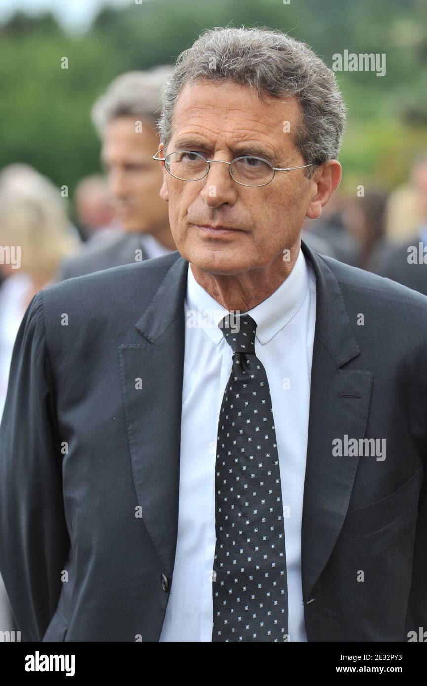 Circa 100 familiari, testimoni dell'incidente e funzionari di Air France che scindono il presidente di Air France Pierre Henri Gourgeon, il sindaco di Gonesse Jean Pierre Blazy, E l'ex presidente di Air France Jean Cyril Spinetta ha partecipato alle cerimonie Domenica che segna 10 anni da quando l'aereo si è schiantato dopo il decollo dall'aeroporto Charles de Gaulle, arando in un hotel nel sobborgo di Parigi di Gonesse. Air France volò in familiari dalla Germania, da dove proveniva la maggior parte delle vittime, e diede loro fiori da collocare in un monumento. Gonesse, Francia, il 25 luglio 2010. Foto di Mousse/ABACAPRESS.COM Foto Stock Circa 100 familiari, testimoni dell'incidente e funzionari di Air France che scindono il presidente di Air France Pierre Henri Gourgeon, il sindaco di Gonesse Jean Pierre Blazy, E l'ex presidente di Air France Jean Cyril Spinetta ha partecipato alle cerimonie Domenica che segna 10 anni da quando l'aereo si è schiantato dopo il decollo dall'aeroporto Charles de Gaulle, arando in un hotel nel sobborgo di Parigi di Gonesse. Air France volò in familiari dalla Germania, da dove proveniva la maggior parte delle vittime, e diede loro fiori da collocare in un monumento. Gonesse, Francia, il 25 luglio 2010. Foto di Mousse/ABACAPRESS.COM Foto Stock