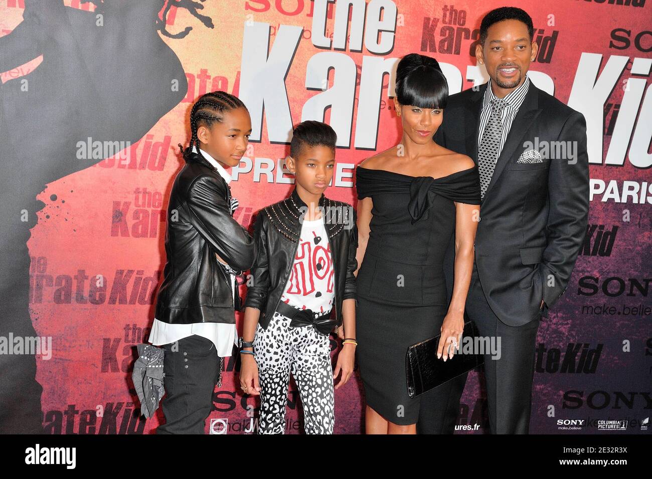 (L-R) Jaden Smith, Willow Smith, Jada Pinkett Smith e Will Smith arriveranno per la prima francese del "Karate Kid" che si è tenuto presso il teatro Grand Rex di Parigi, Francia, il 25 luglio 2010. Foto di Nicolas Genin/ABACAPRESS.COM Foto Stock