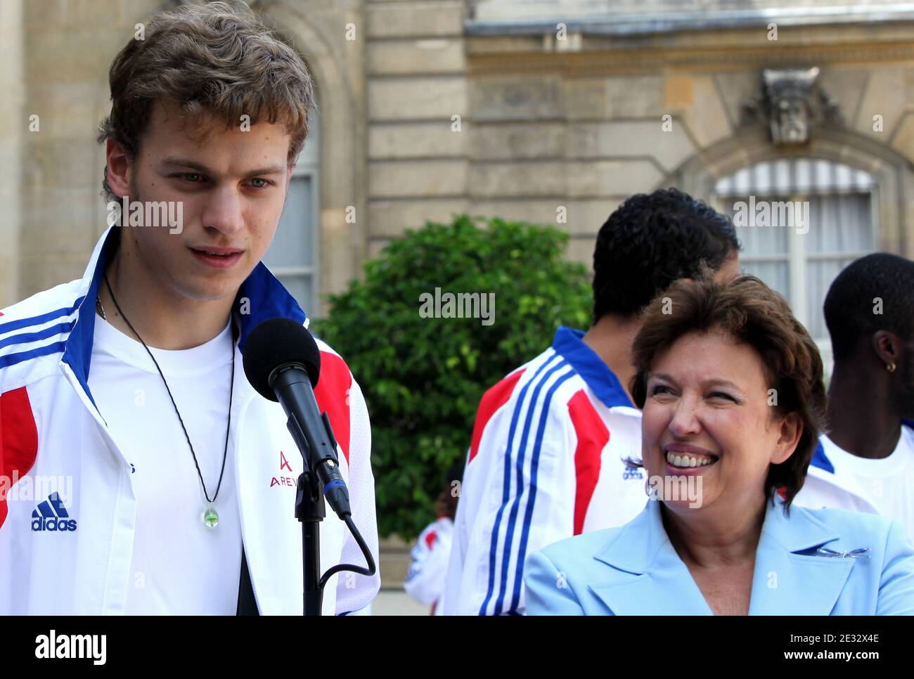 Atleta atletica, Christophe Lemaitre ha affiancato il Ministro francese per la Salute e lo Sport Roselyne Bachelot-Narquin e il Ministro francese Junior per i giovani e lo sport Rama Yade ha tenuto un discorso al Palazzo Elysee il 03 agosto 2010 a Parigi, dopo un pranzo. La nazionale francese di atletica ha vinto 18 medaglie al Campionato europeo di atletica a Barcellona la scorsa settimana. Foto di Stephane Lemouton/ABACAPRESS.COM Foto Stock